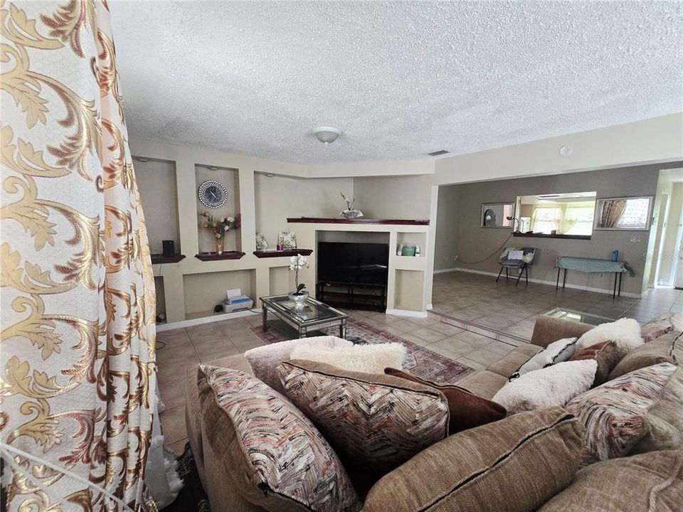 For Sale: $259,500 (3 beds, 2 baths, 1406 Square Feet)