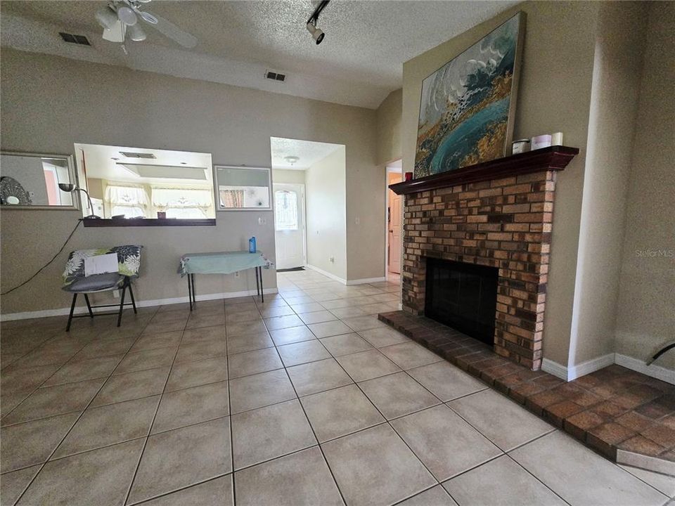 For Sale: $259,500 (3 beds, 2 baths, 1406 Square Feet)