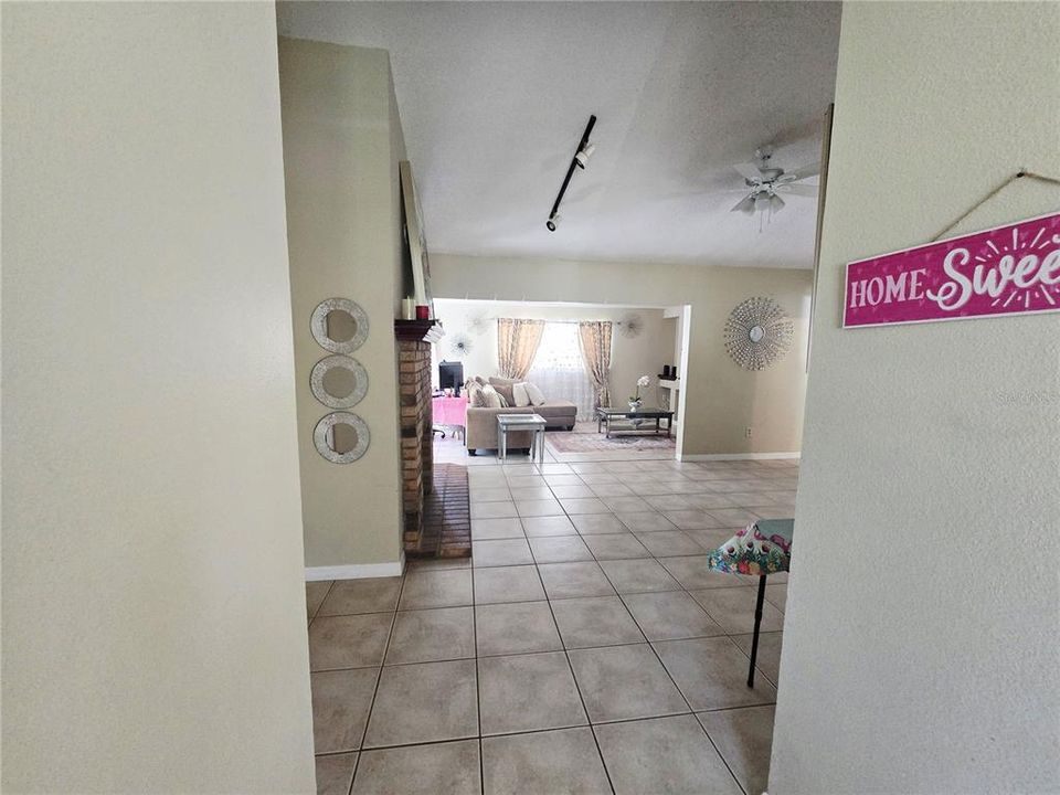 For Sale: $259,500 (3 beds, 2 baths, 1406 Square Feet)