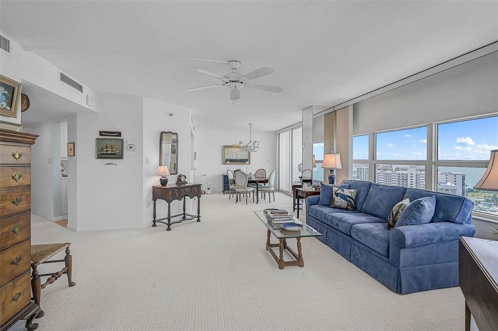 合同活跃: $1,325,000 (2 贝兹, 2 浴室, 1729 平方英尺)