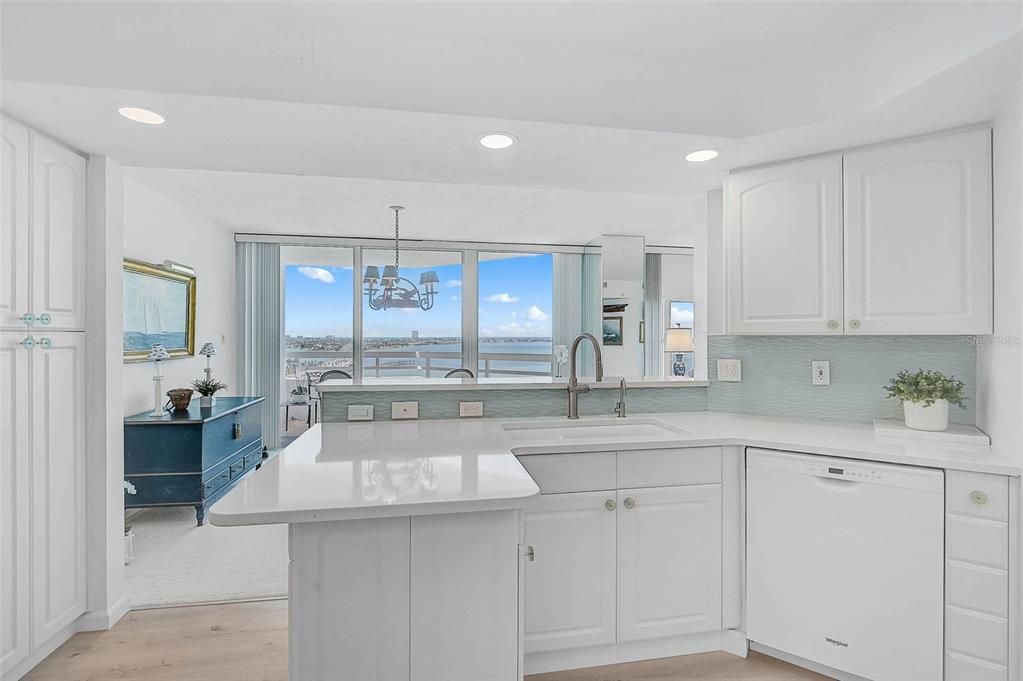 合同活跃: $1,325,000 (2 贝兹, 2 浴室, 1729 平方英尺)