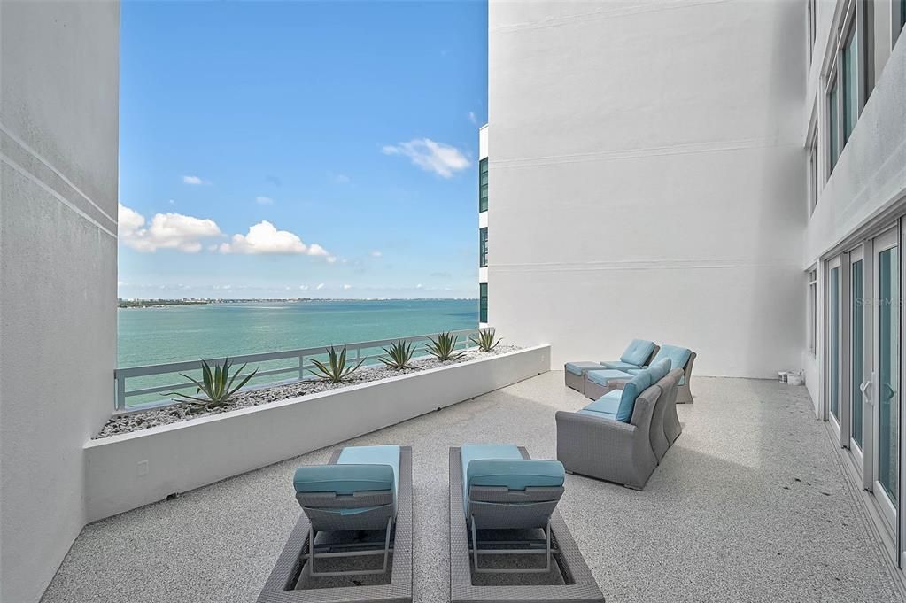 合同活跃: $1,325,000 (2 贝兹, 2 浴室, 1729 平方英尺)