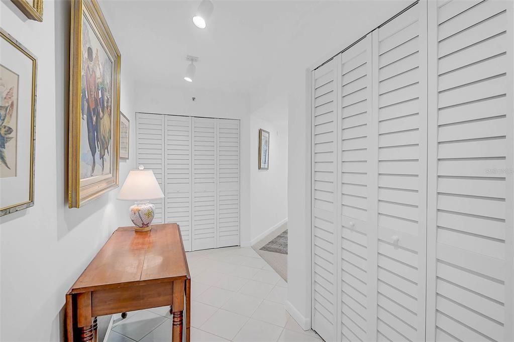 合同活跃: $1,325,000 (2 贝兹, 2 浴室, 1729 平方英尺)