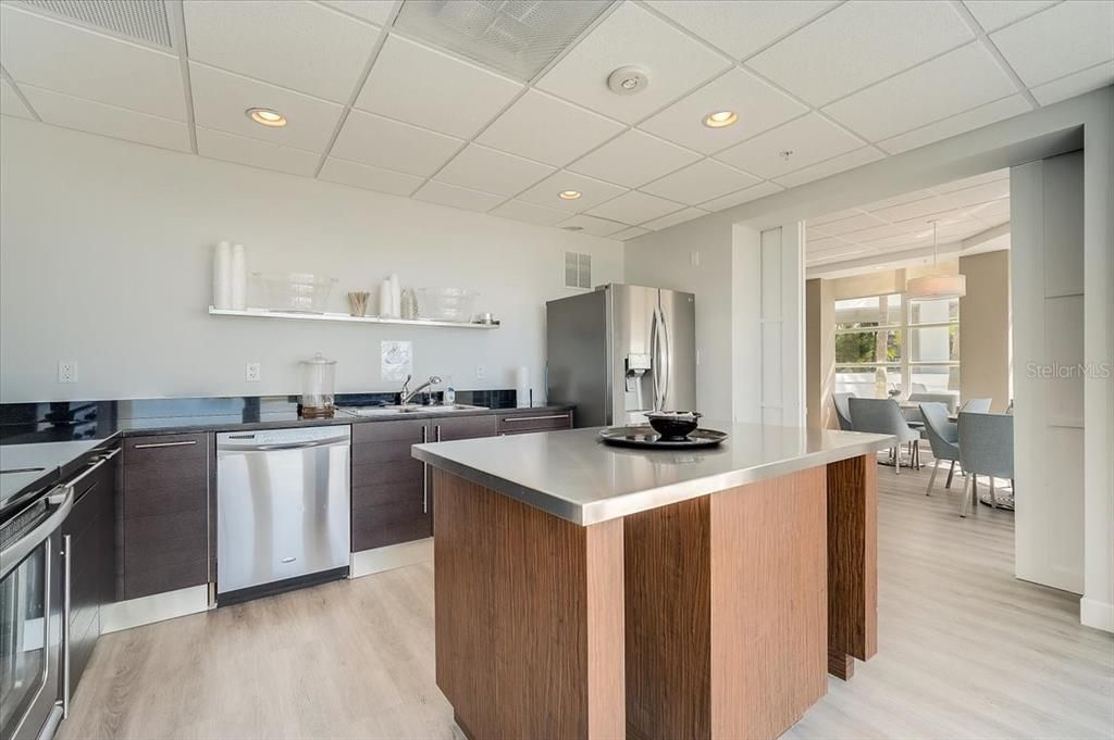 合同活跃: $1,325,000 (2 贝兹, 2 浴室, 1729 平方英尺)