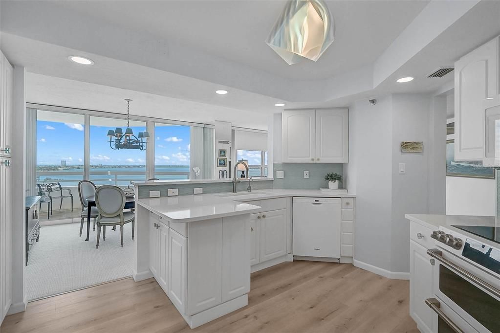 合同活跃: $1,325,000 (2 贝兹, 2 浴室, 1729 平方英尺)