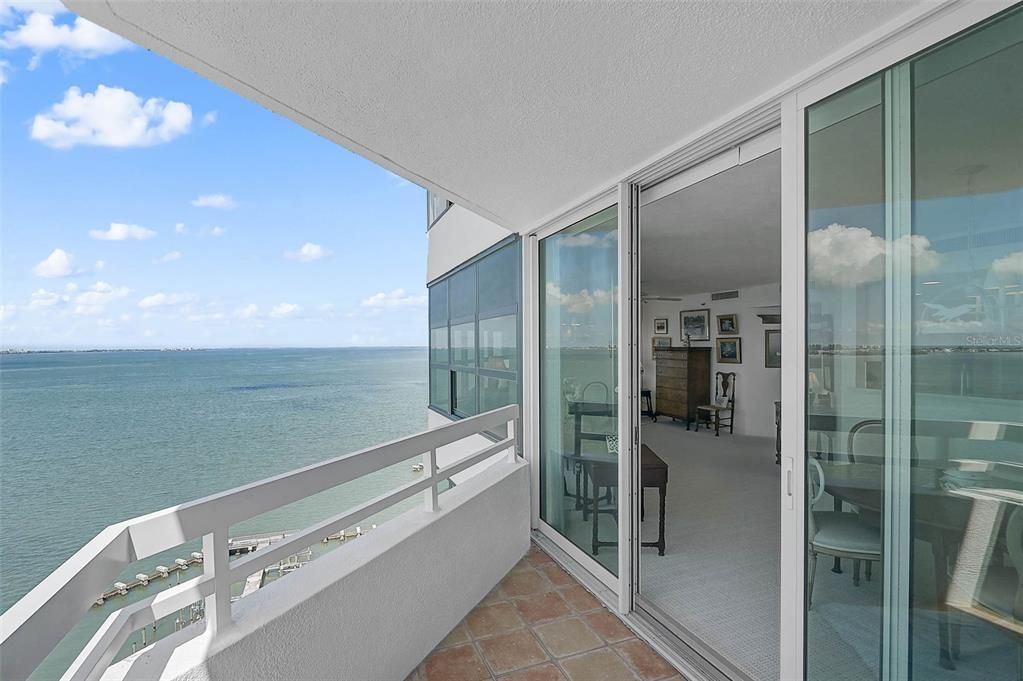 合同活跃: $1,325,000 (2 贝兹, 2 浴室, 1729 平方英尺)