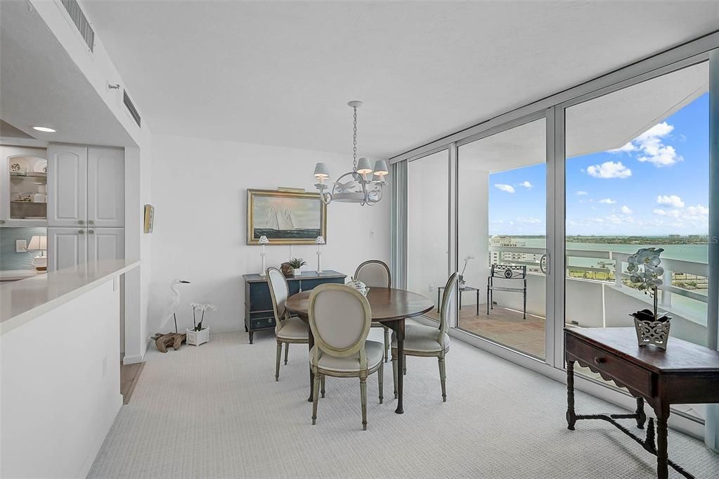 合同活跃: $1,325,000 (2 贝兹, 2 浴室, 1729 平方英尺)