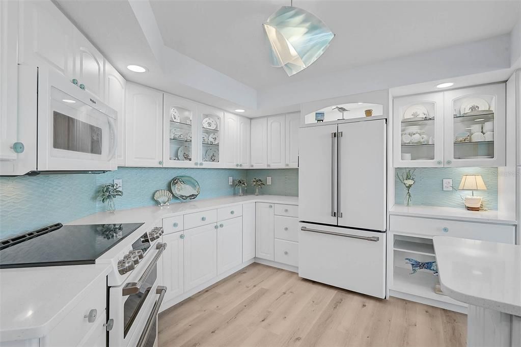 合同活跃: $1,325,000 (2 贝兹, 2 浴室, 1729 平方英尺)