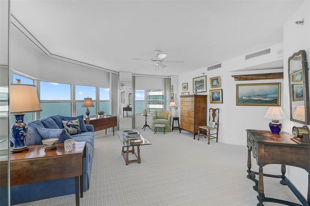 合同活跃: $1,325,000 (2 贝兹, 2 浴室, 1729 平方英尺)