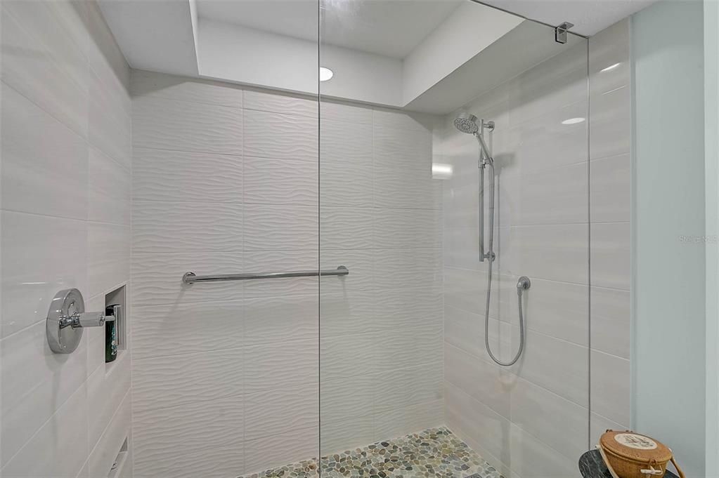 合同活跃: $1,325,000 (2 贝兹, 2 浴室, 1729 平方英尺)