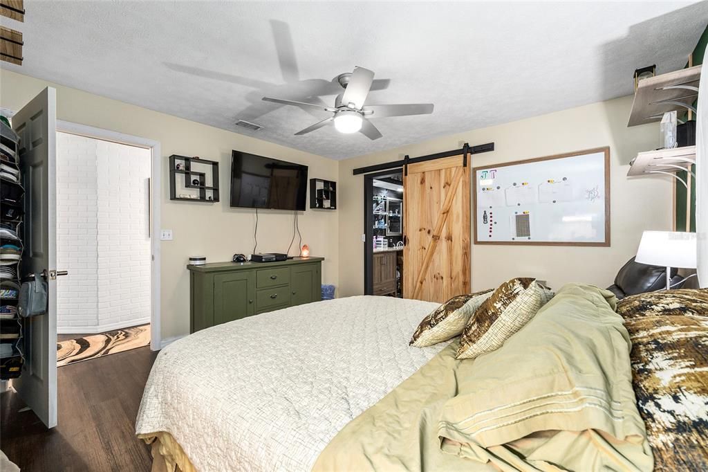 Под контрактом: $455,000 (4 спален, 3 ванн, 2640 Квадратных фут)