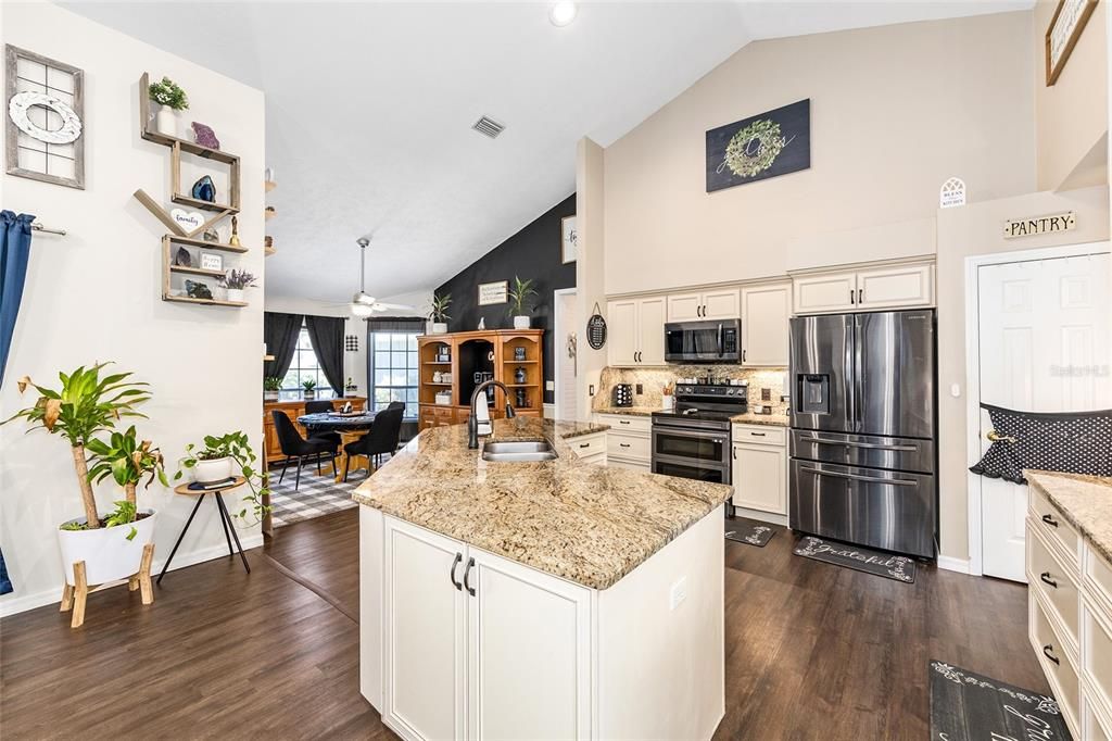 Под контрактом: $455,000 (4 спален, 3 ванн, 2640 Квадратных фут)