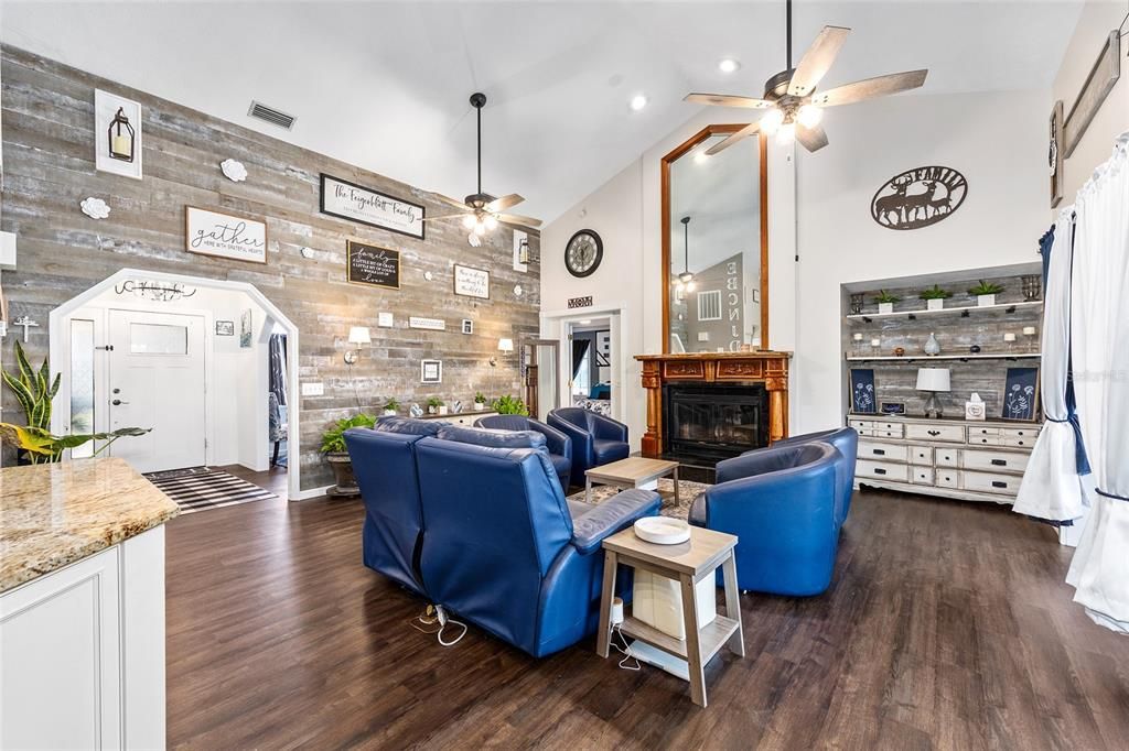 Под контрактом: $455,000 (4 спален, 3 ванн, 2640 Квадратных фут)