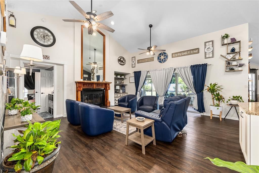 Под контрактом: $455,000 (4 спален, 3 ванн, 2640 Квадратных фут)