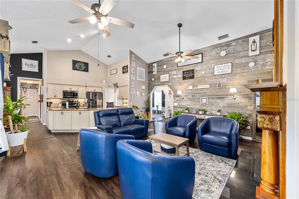 Под контрактом: $455,000 (4 спален, 3 ванн, 2640 Квадратных фут)