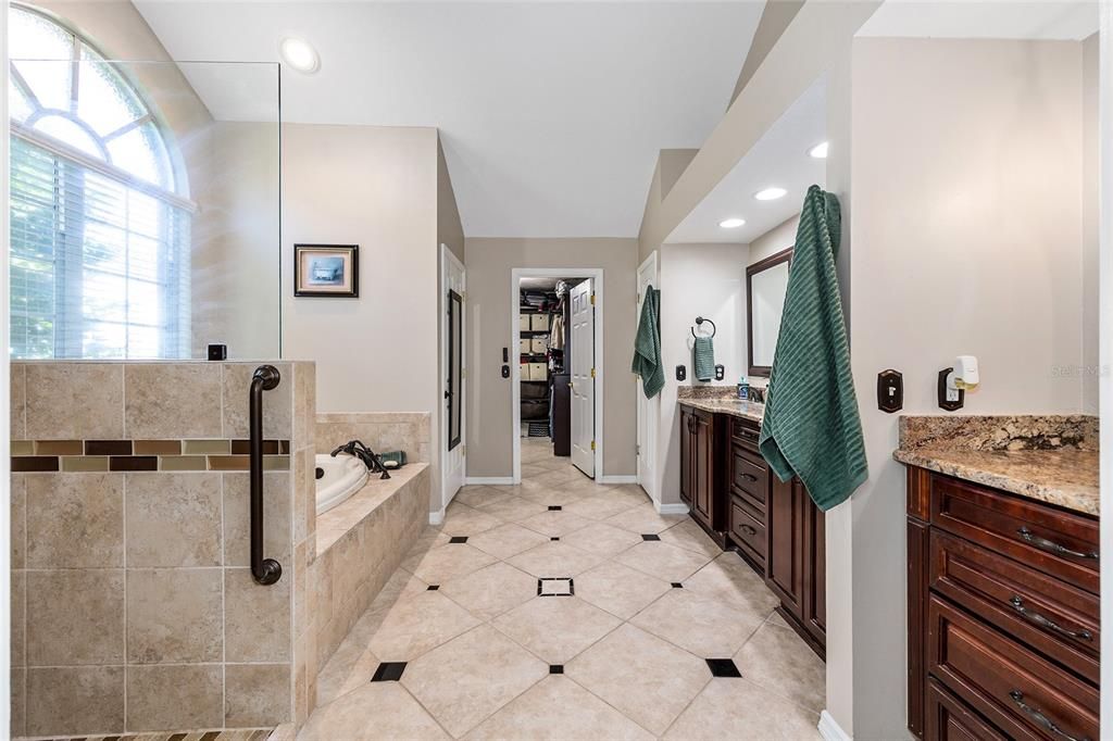 Под контрактом: $455,000 (4 спален, 3 ванн, 2640 Квадратных фут)