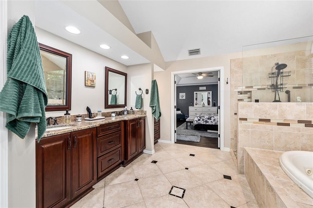 Под контрактом: $455,000 (4 спален, 3 ванн, 2640 Квадратных фут)