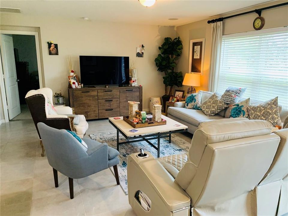 En Venta: $359,000 (4 camas, 2 baños, 1717 Pies cuadrados)