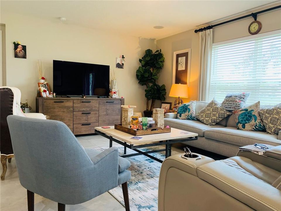 En Venta: $359,000 (4 camas, 2 baños, 1717 Pies cuadrados)