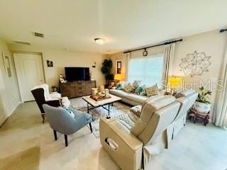 En Venta: $359,000 (4 camas, 2 baños, 1717 Pies cuadrados)