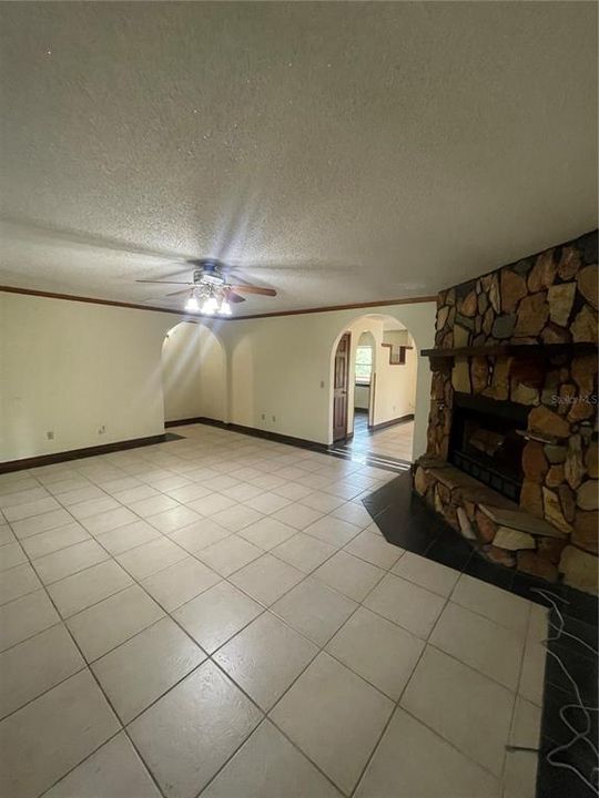 出租: $2,150 (4 贝兹, 3 浴室, 2502 平方英尺)