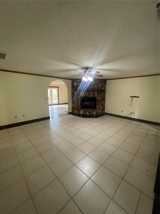 出租: $2,150 (4 贝兹, 3 浴室, 2502 平方英尺)