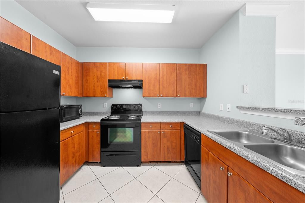 Active With Contract: $139,900 (1 beds, 1 baths, 739 Square Feet)