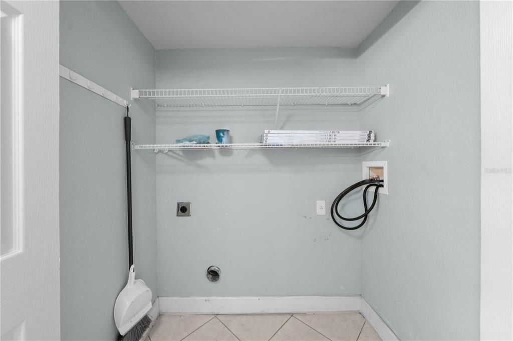 Active With Contract: $139,900 (1 beds, 1 baths, 739 Square Feet)