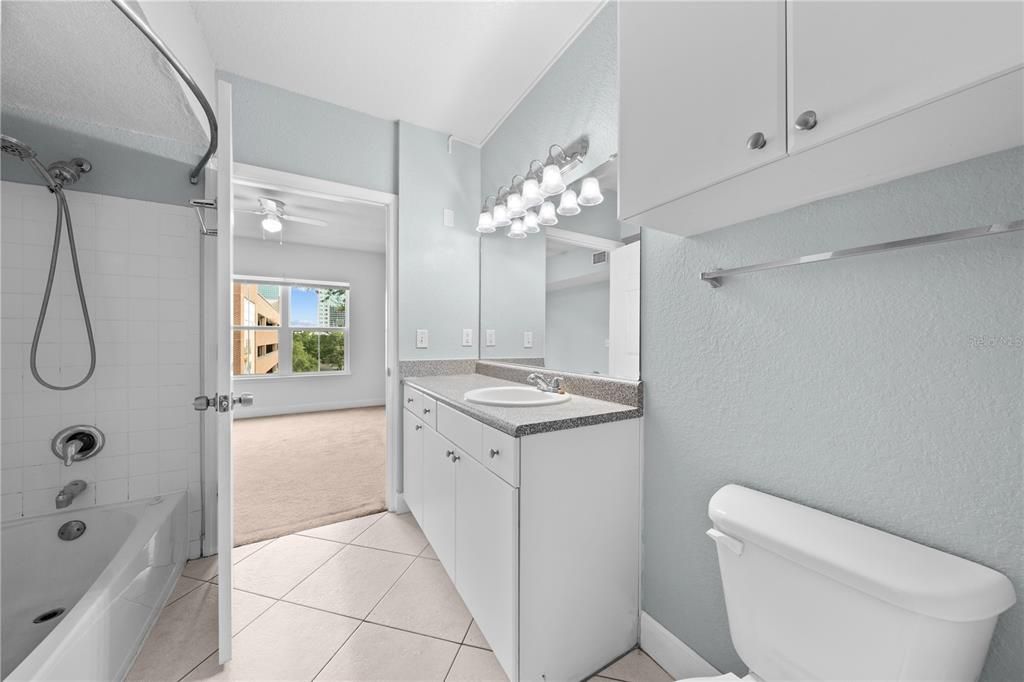 Active With Contract: $139,900 (1 beds, 1 baths, 739 Square Feet)