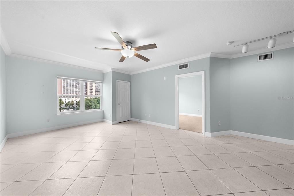 Active With Contract: $139,900 (1 beds, 1 baths, 739 Square Feet)