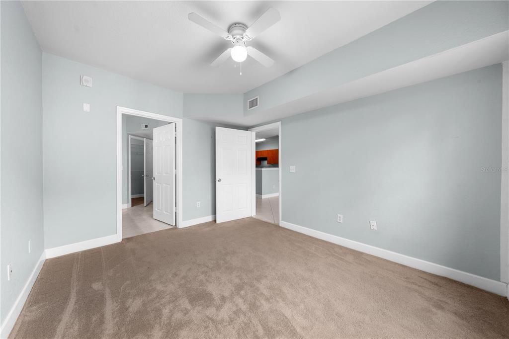 Active With Contract: $139,900 (1 beds, 1 baths, 739 Square Feet)