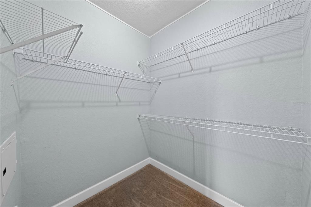 Active With Contract: $139,900 (1 beds, 1 baths, 739 Square Feet)