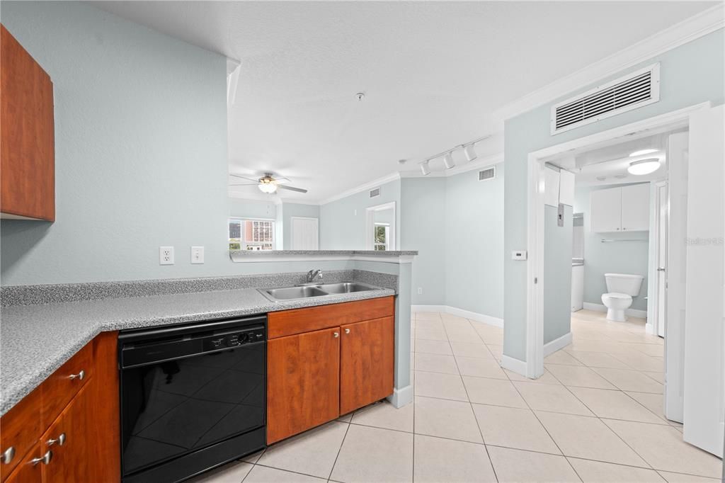 Active With Contract: $139,900 (1 beds, 1 baths, 739 Square Feet)