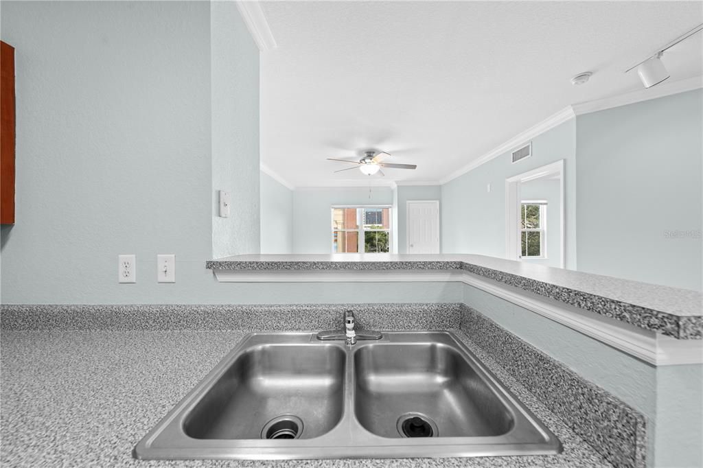 Active With Contract: $139,900 (1 beds, 1 baths, 739 Square Feet)