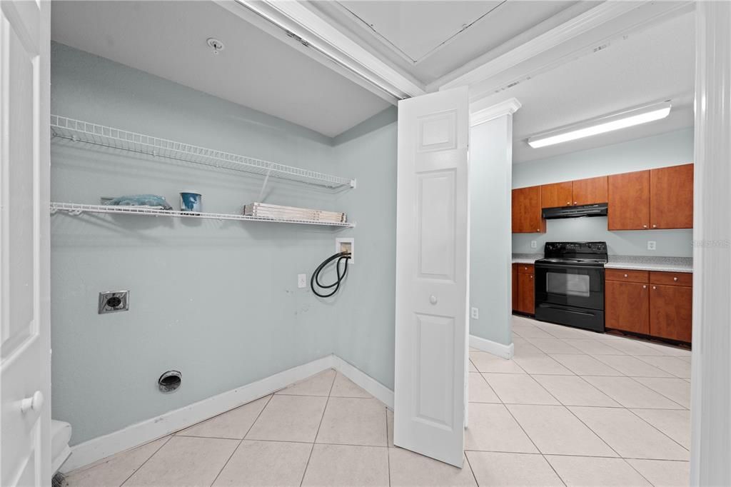 Active With Contract: $139,900 (1 beds, 1 baths, 739 Square Feet)