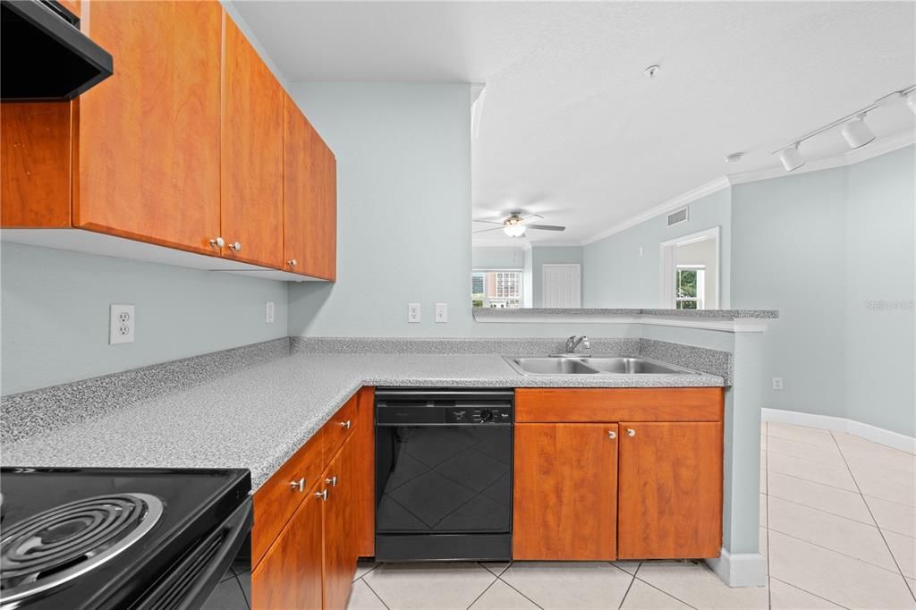 Active With Contract: $139,900 (1 beds, 1 baths, 739 Square Feet)