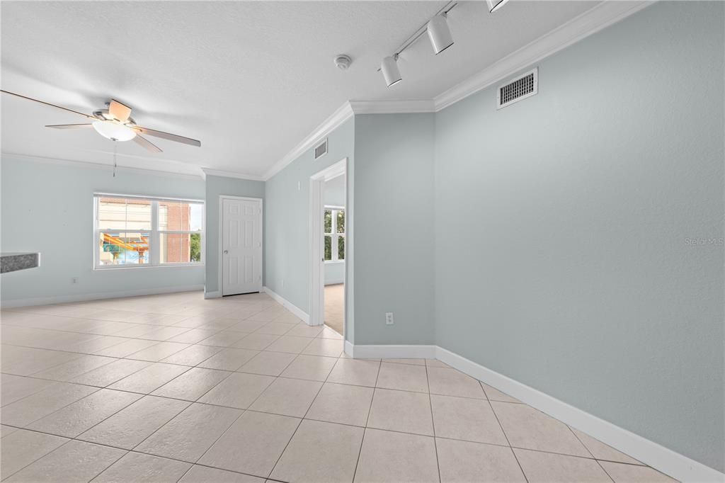 Active With Contract: $139,900 (1 beds, 1 baths, 739 Square Feet)