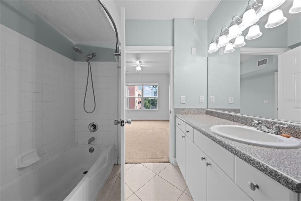 Active With Contract: $139,900 (1 beds, 1 baths, 739 Square Feet)