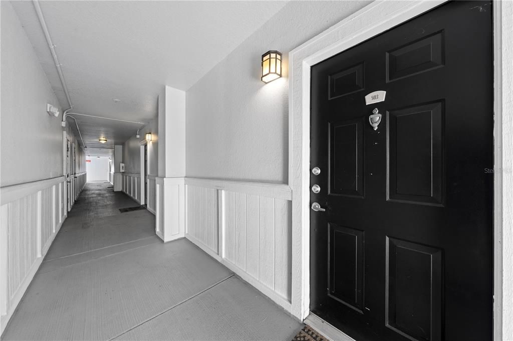 Active With Contract: $139,900 (1 beds, 1 baths, 739 Square Feet)