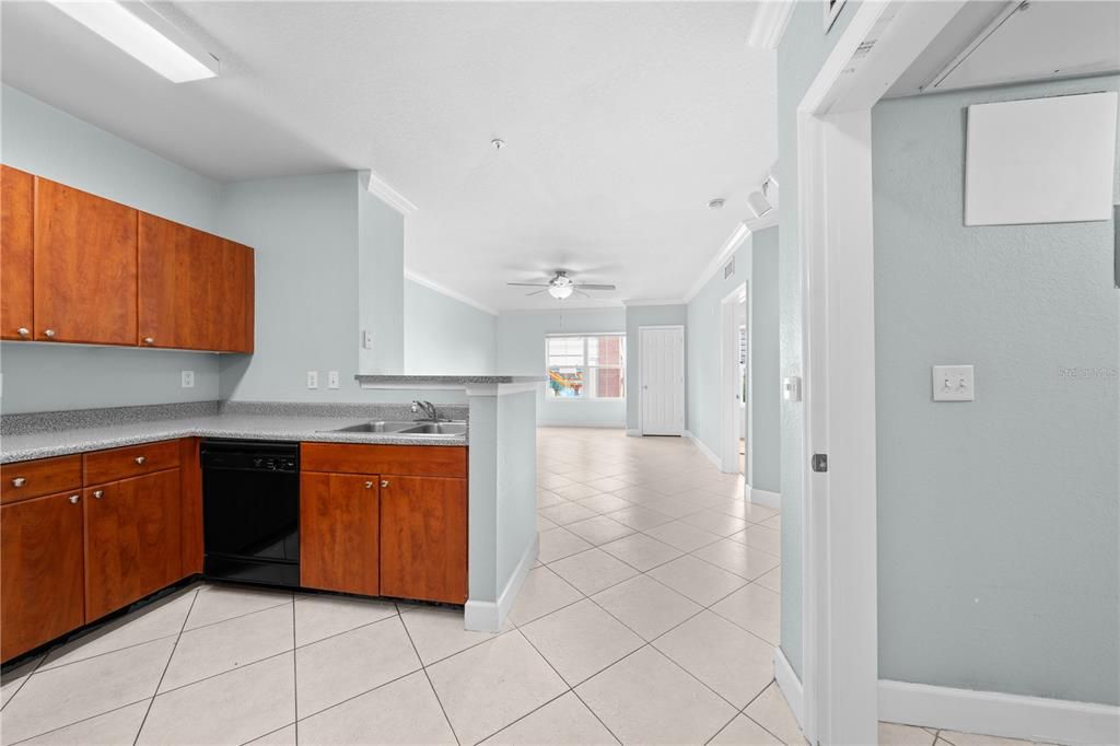 Active With Contract: $139,900 (1 beds, 1 baths, 739 Square Feet)