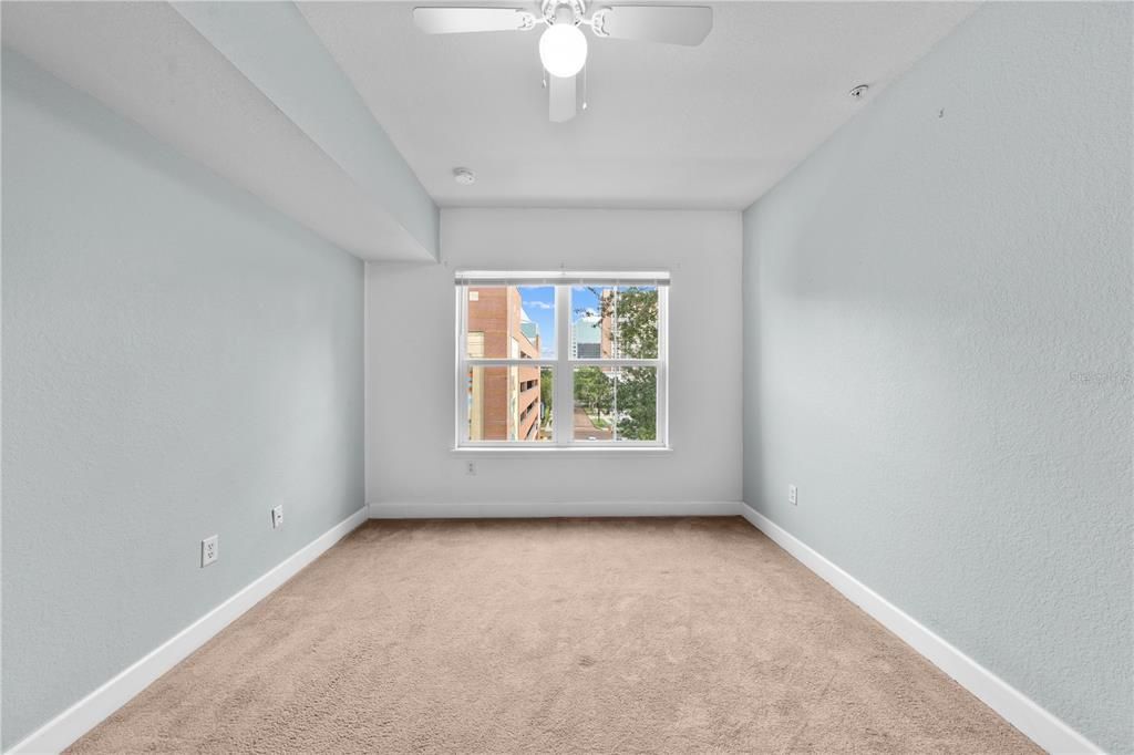 Active With Contract: $139,900 (1 beds, 1 baths, 739 Square Feet)