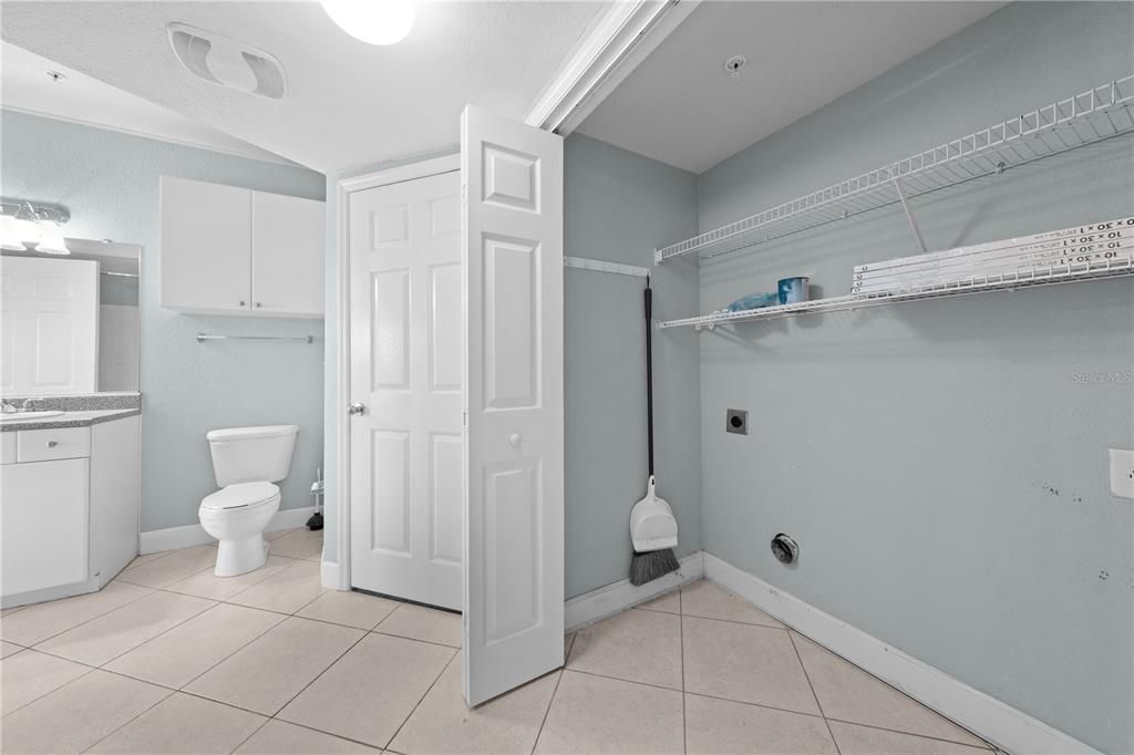 Active With Contract: $139,900 (1 beds, 1 baths, 739 Square Feet)