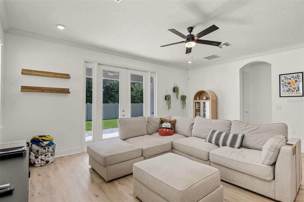 Под контрактом: $525,000 (3 спален, 2 ванн, 2015 Квадратных фут)