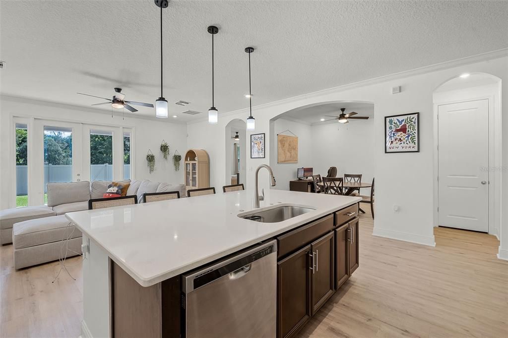 Под контрактом: $525,000 (3 спален, 2 ванн, 2015 Квадратных фут)