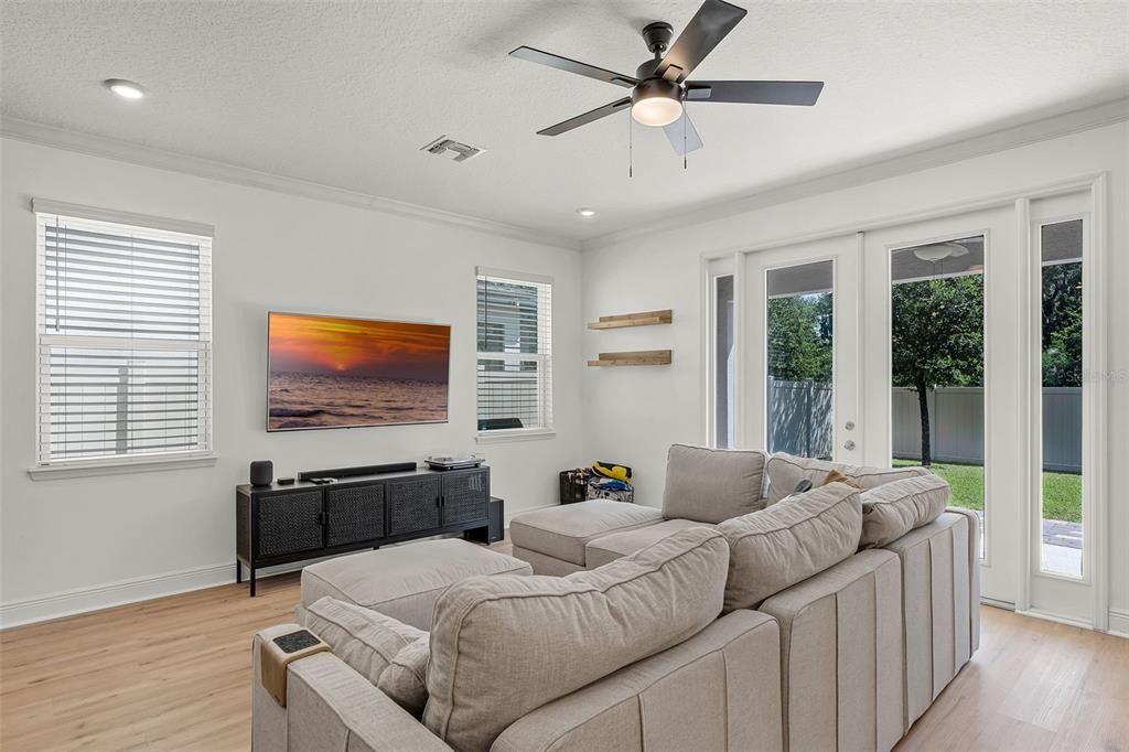 Под контрактом: $525,000 (3 спален, 2 ванн, 2015 Квадратных фут)