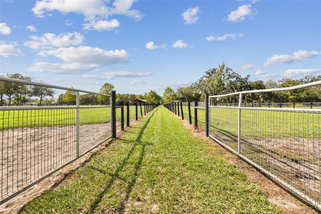 待售: $775,000 (4.84 acres)