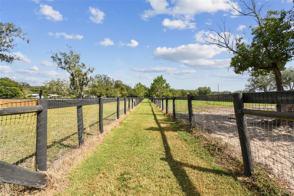 待售: $775,000 (4.84 acres)