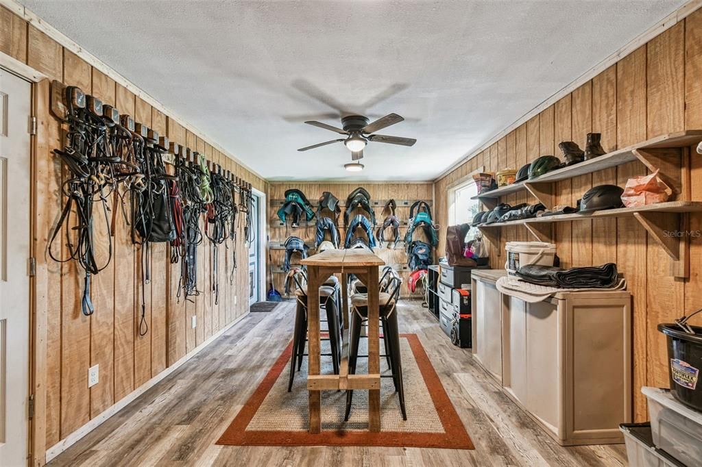 待售: $775,000 (4.84 acres)