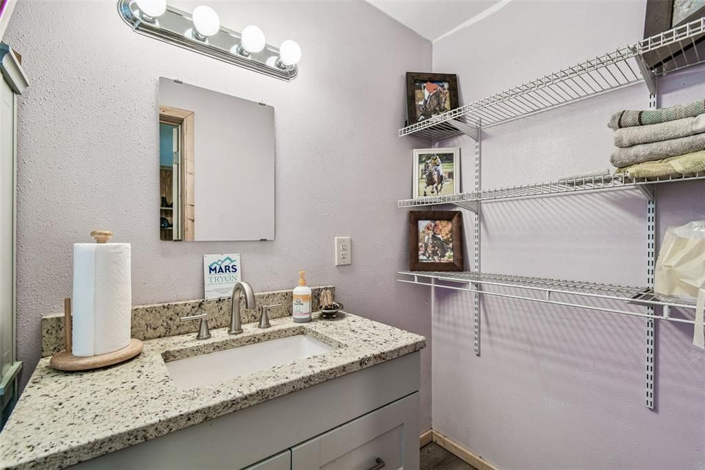 待售: $775,000 (4.84 acres)