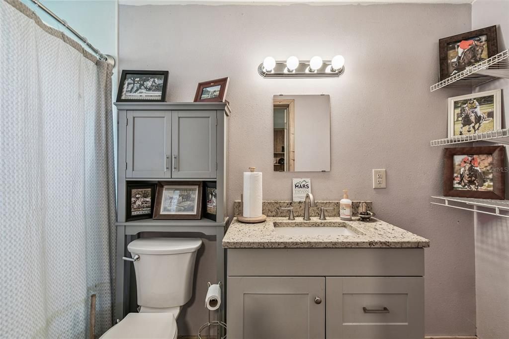 待售: $775,000 (4.84 acres)